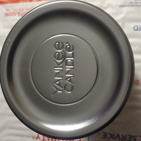 Yankee Candle in Silver Sage & Pine Large 20oz 2-wick jar - Picture 2 of 5